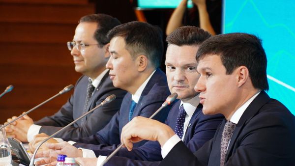 Заместитель председателя правления ЕАБР Ярослав Мандрон (справа) на итоговой пресс-конференции ЕАБР за 2024 год (5 декабря 2024). Ереван - Sputnik Армения