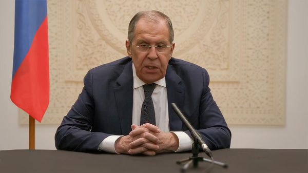 Министр иностранных дел России Сергей Лавров отвечает на вопросы журналистов по итогам встречи с иранским и турецким коллегами в Астанинском формате на 22-м Дохинском форуме (7 декабря 2024). Доха - Sputnik Армения