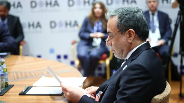 Mинистр иностранных дел Ирана Аббас Аракчи на встрече с российским и турецким коллегами в Астанинском формате на 22-м Дохинском форуме (7 декабря 2024). Доха - Sputnik Армения