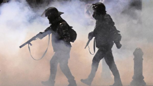 Полицейские применяют спецсредства для разгона демонстрантов во время акции протеста на проспекте Руставели (2 декабря 2024). Тбилиси - Sputnik Армения