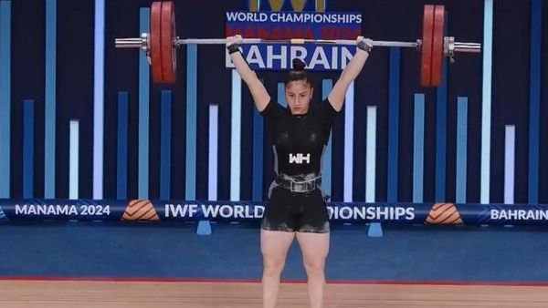 Александра Григорян выступает во время чемпионата мира по тяжелой атлетике (8 декабря 2024). Бахрейн - Sputnik Армения