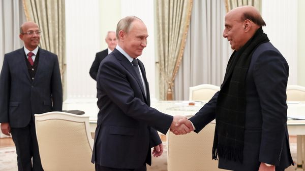 Президент РФ Владимир Путин и министр обороны Индии Раджнатх Сингх во время встречи (10 декабря 2024). Москва - Sputnik Армения