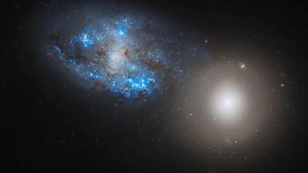 Спиральная галактика с перемычкой NGC 275 и линзовидная галактика NGC 274 объединяются, чтобы создать взаимодействующую пару, известную как Arp 140 - Sputnik Армения