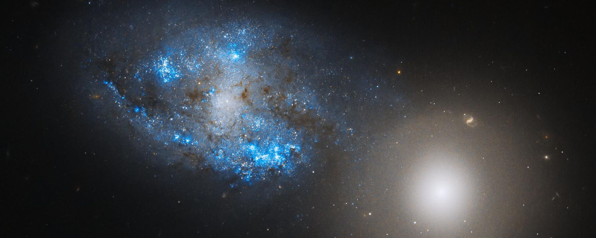 Спиральная галактика с перемычкой NGC 275 и линзовидная галактика NGC 274 объединяются, чтобы создать взаимодействующую пару, известную как Arp 140 - Sputnik Армения, 1920, 20.01.2025