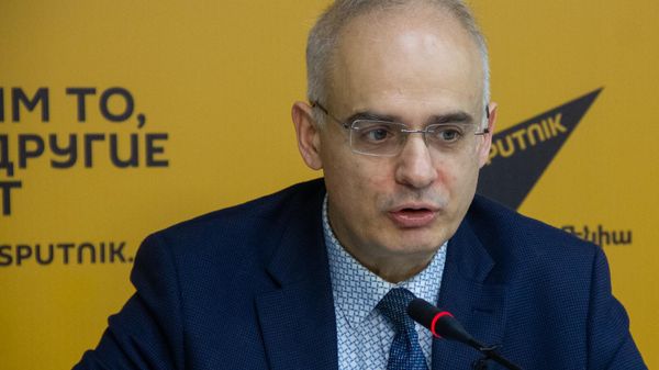 Зампредседателя партии Армянский национальный конгресс Левон Зурабян на пресс-конференции подводит политические итоги года (12 декабря 2024). Еревaн - Sputnik Армения