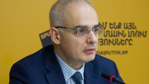 Зампредседателя партии Армянский национальный конгресс Левон Зурабян на пресс-конференции подводит политические итоги года (12 декабря 2024). Еревaн - Sputnik Армения