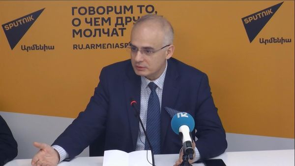 Пашинян превращает страну в шоу Кардашьянов - Левон Зурябян - Sputnik Армения