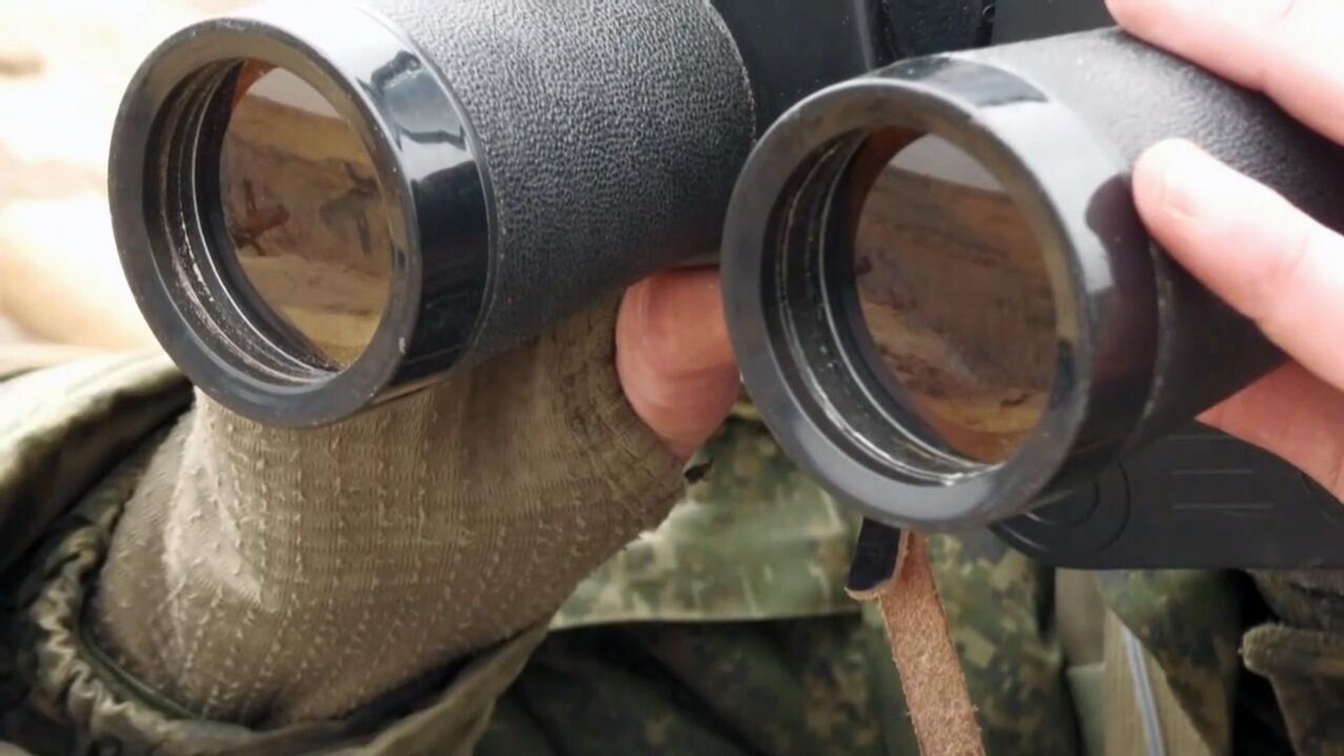 Военнослужащий смотрит в бинокль, архивное фото - Sputnik Армения, 1920, 12.12.2024