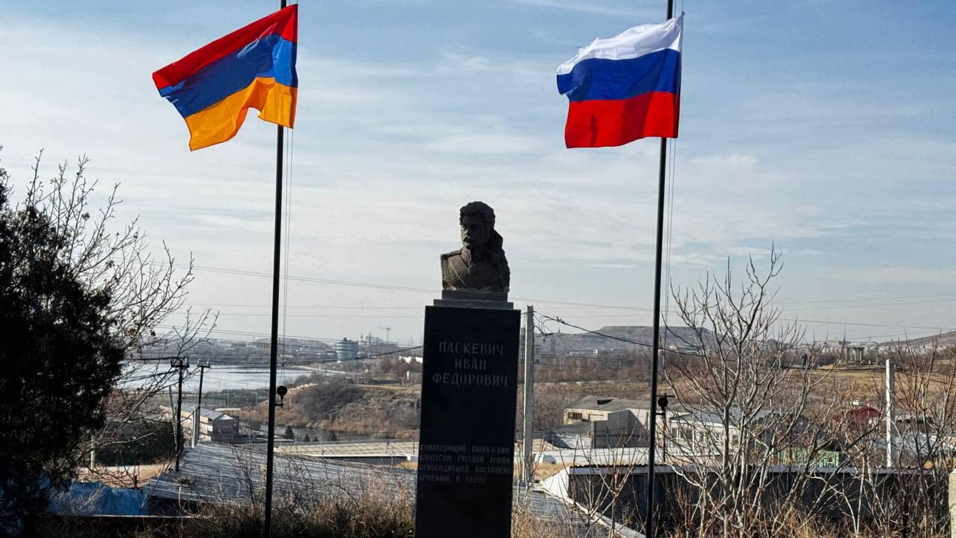 Представители Россотрудничества в Армении и молодежные активисты ОД Заргацум расчистили территорию вокруг памятника Ивану Паскевичу Представители Россотрудничества в Армении и молодежные активисты ОД Заргацум расчистили территорию вокруг памятника Ивану Паскевичу - Sputnik Армения, 1920, 15.12.2024