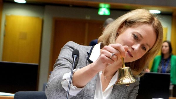 Глава внешнеполитического ведомства Европейского союза Кая Каллас звонит в колокольчик, возвещая о начале встречи глав МИД ЕС (16 декабря 2024). Брюссель - Sputnik Армения