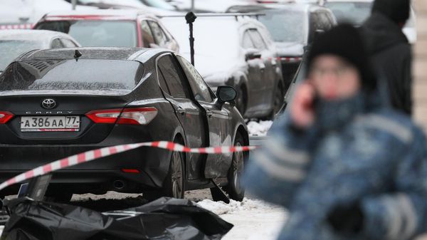 Сотрудники спецслужб на месте взрыва около жилого дома на Рязанском проспекте (17 декабря 2024). Москвa - Sputnik Армения