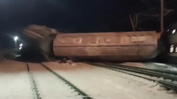 Видео с места схода вагонов в Мурманской области - Sputnik Армения