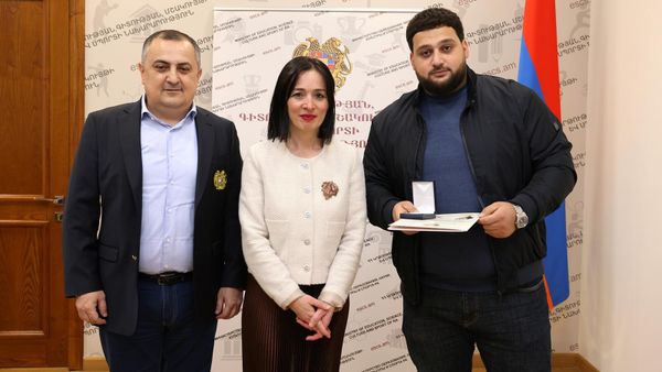 Чемпион мира по тяжелой атлетике Вараздат Лалаян удостоен звания заслуженного мастера спорта Армении (20 декабря 2024). Еревaн - Sputnik Армения
