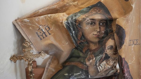 Поврежденная икона в  Мелькитской греко-католической церкви в ливанском городе Derdghaya - Sputnik Армения