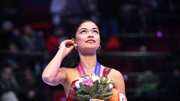 Аделия Петросян, завоевавшая золотую медаль на чемпионате России по фигурному катанию, на церемонии награждения (22 декабря 2024). Омск - Sputnik Армения