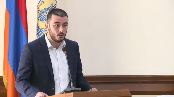 Член Совета старейшин от фракции Мать Армения Самвел Акопян на заседании Совета (24 декабря 2024). Еревaн - Sputnik Армения