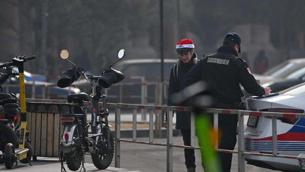 Полиция штрафует граждан на самокатах на площади Республики (26 декабря 2024). Еревaн - Sputnik Армения
