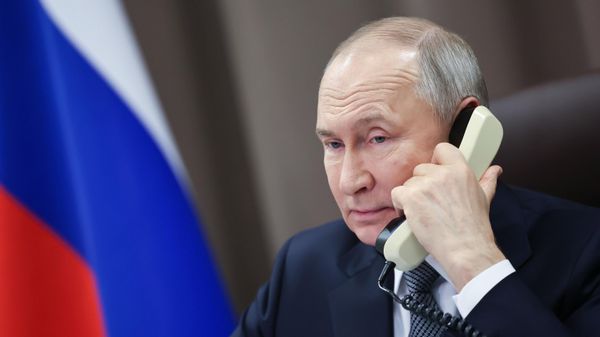 Президент РФ Владимир Путин говорит по телефону - Sputnik Армения