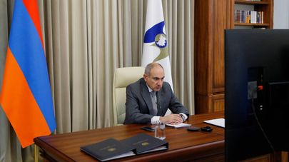 Премьер-министр Армении Никол Пашинян выступает в режиме видеосвязи на заседании Высшего Евразийского экономического совета (26 декабря 2024). Санкт-Петербург