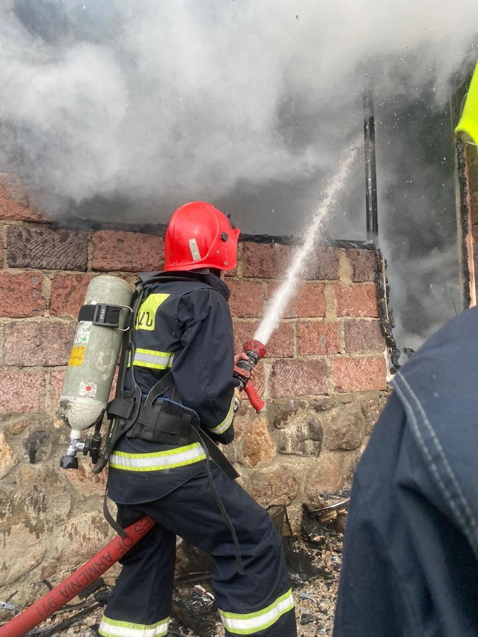 Сотрудники пожарной службы на месте пожара в жилом доме в Гарни (27 декабря 2024). Котайк - Sputnik Արմենիա, 1920, 27.12.2024