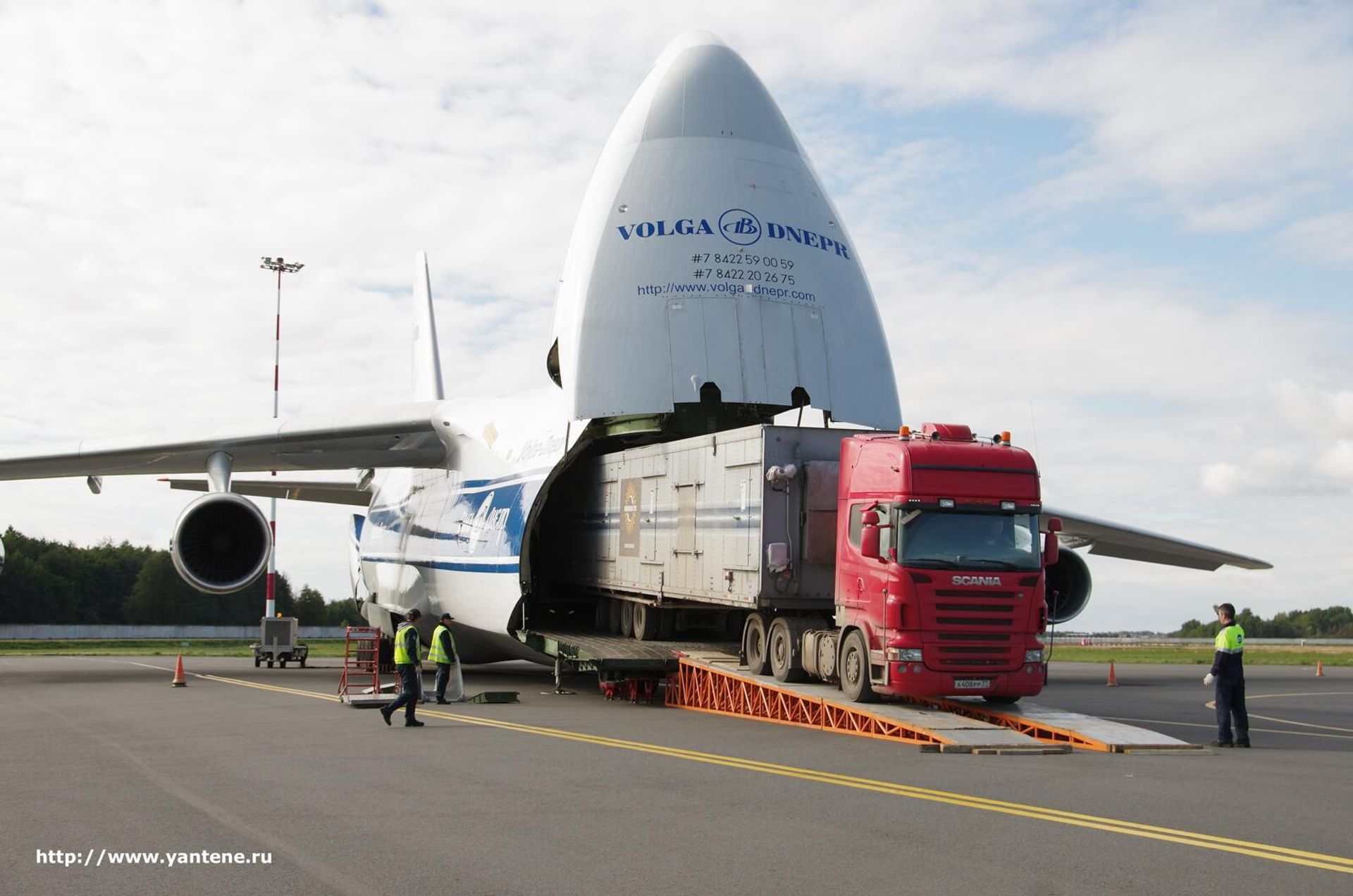 Погрузка грузов на самолет Ан-124 Руслан авиакомпании Волга-Днепр - Sputnik Արմենիա, 1920, 02.01.2025