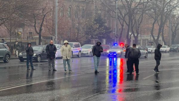 Родные пропавших без вести военнослужащих заблокировали проспект Баграмяна (27 декабря 2024). Еревaн - Sputnik Армения