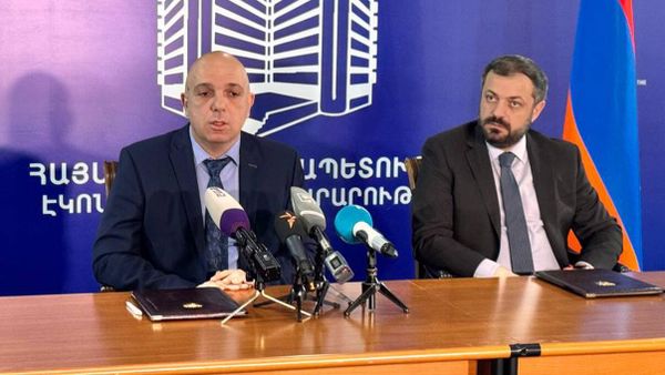 Министр экономики Геворк Папоян и директор закрытого акционерного общества Лидиан Армения Айк Алоян на церемонии подписания договора о передаче 12,5% акций ЗАО Лидиан Армения в дар правительству РА (27 декабря 2024). Еревaн - Sputnik Армения