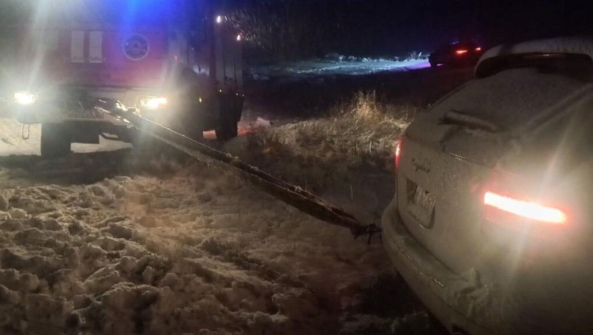 Спасатели помогают водителям, застрявшим в дороге из-за непогоды (28 декабря 2024) - Sputnik Արմենիա, 1920, 28.12.2024