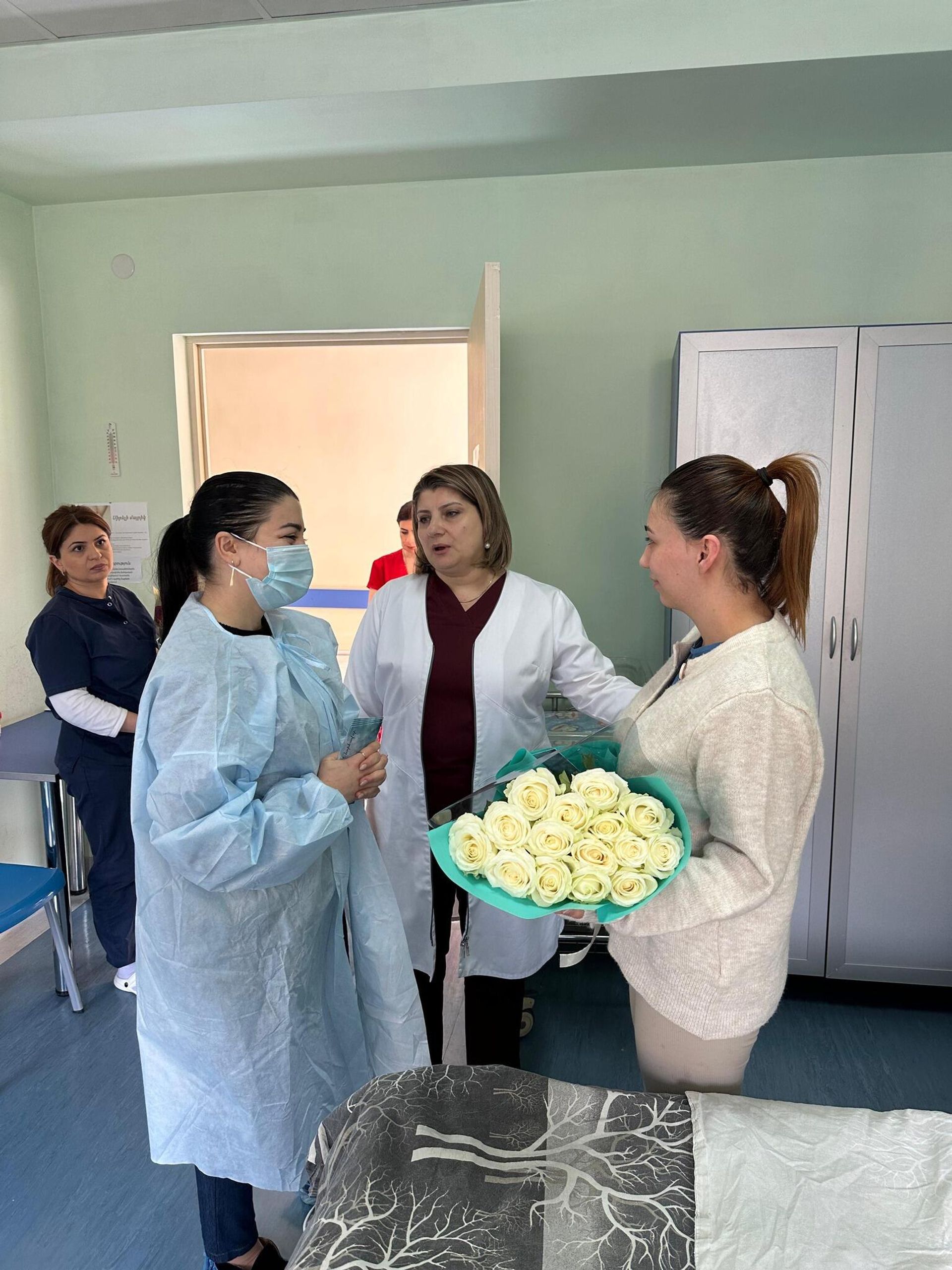Заместитель губернатора Сюника Наре Казарян посетила Капанский медицинский центр и поздравила первых малышей года и их мам с Новым годом и Рождеством (1 января 2025). Сюник - Sputnik Արմենիա, 1920, 01.01.2025