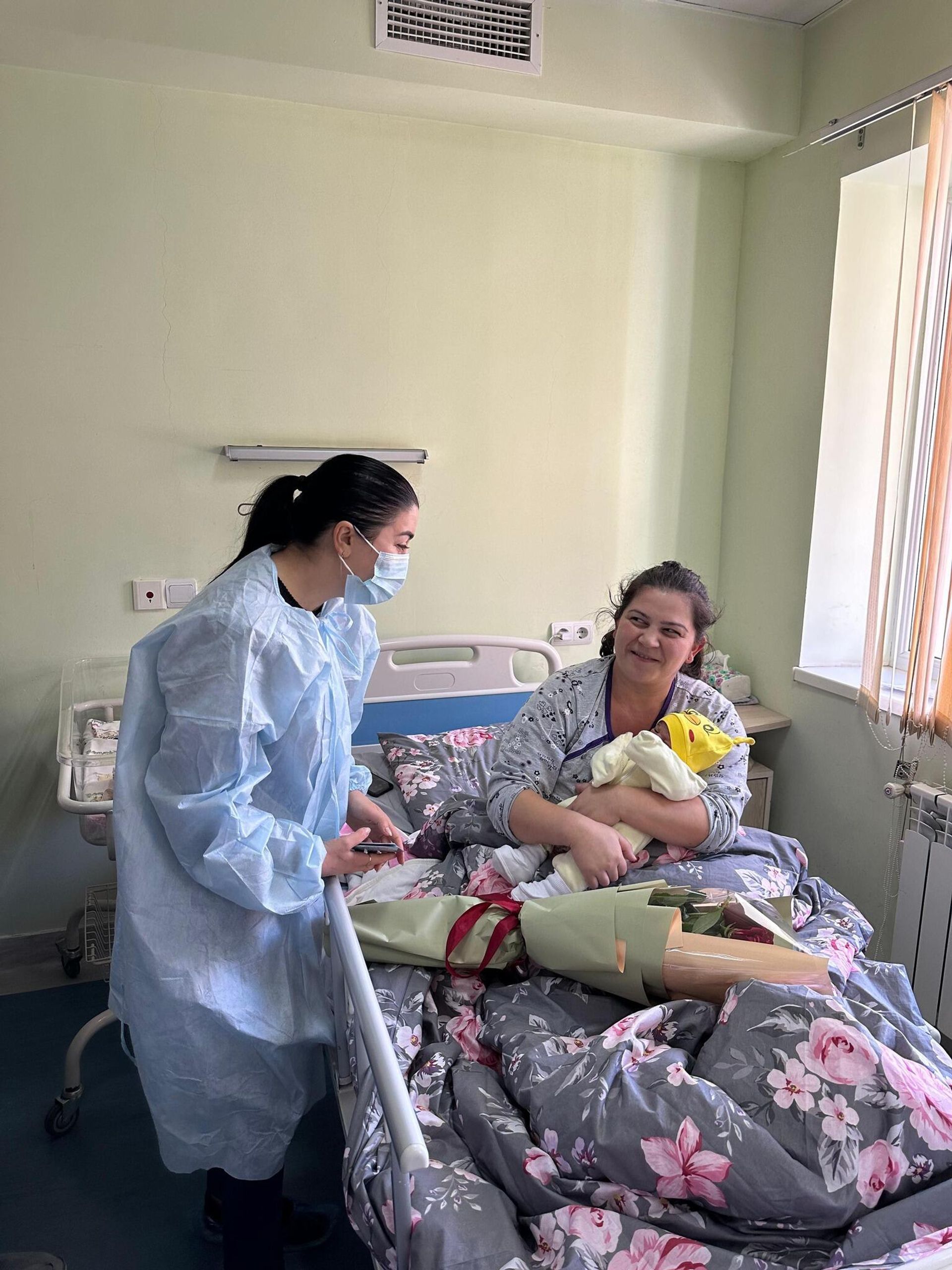 Заместитель губернатора Сюника Наре Казарян посетила Капанский медицинский центр и поздравила первых малышей года и их мам с Новым годом и Рождеством (1 января 2025). Сюник - Sputnik Արմենիա, 1920, 01.01.2025