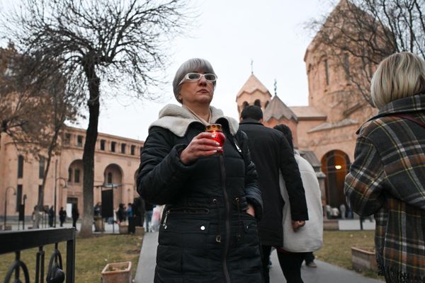 Սուրբծննդյան ճրագալույցի պատարագից հետո մարդիկ  երևանյան եկեղեցիներից իրենց հետ տանում են Աստծո լույսը - Sputnik Արմենիա