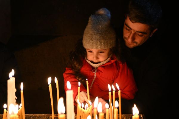 Փոքրիկը մոմ է վառում սուրբծննդյան ճրագալույցի պատարագի ժամանակ - Sputnik Արմենիա