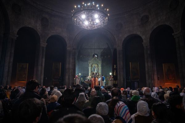 Սուրբծննդյան ճրագալույցի պատարագի մասնակիցները երևանյան եկեղեցիներից մեկում - Sputnik Արմենիա