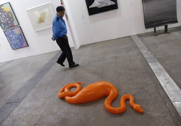 Произведение современного искусства "Змея" Карстена Холлера"Art Basel" Гонконг - Sputnik Армения
