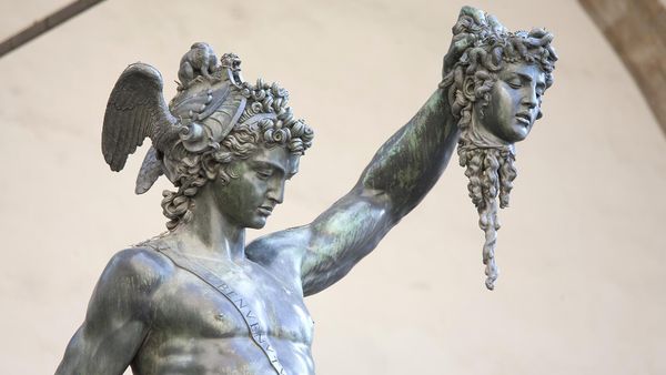 Бронзовая статуя Персей держит голову Медузы Бенвенуто Челлини (1554 г) - Sputnik Армения