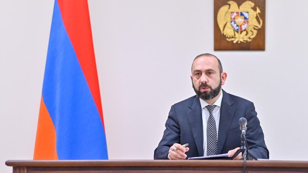 Министр иностранных дел Арарат Мирзоян во время пресс-конференции по итогам 2024 года (8 января 2025). Еревaн - Sputnik Армения