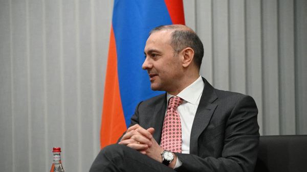 Секретарь Совбеза Армен Григорян на встрече с секретарем Высшего совета национальной безопасности Исламской Республики Иран Али Акбаром Ахмадианом (8 января 2025). Еревaн - Sputnik Армения