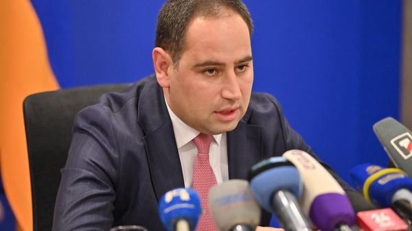 Министр территориального управления и инфраструктур Давид Худатян на пресс-конференции (9 января 2025). Еревaн - Sputnik Армения