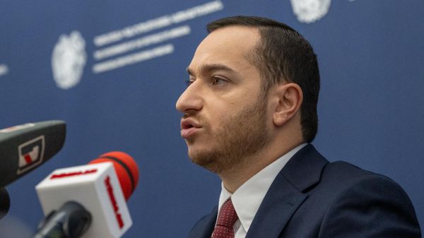 Министр высокотехнологической промышленности Мхитар Айрапетян во время пресс-конференции по итогам 2024 года (9 января 2025). Еревaн - Sputnik Армения