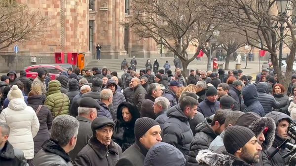 Работники Рынка золота в Ереване проводят акцию протеста перед зданием правительства - Sputnik Армения