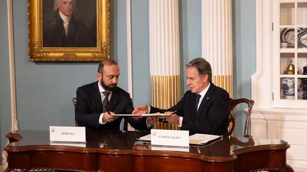 Министр иностранных дел Арарат Мирзоян и Государственный секретарь США Энтони Блинкен на церемонии подписания стратегического соглашения между Арменией и США (14 января 2025). Вашингтон - Sputnik Армения