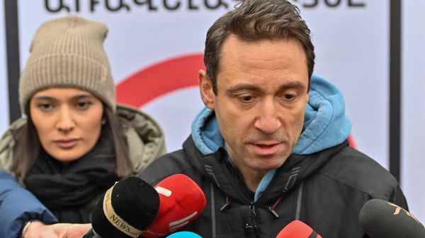 Айк Марутян отвечает на вопросы журналистов во время акции протеста против повышения цен на проезд в транспорте у станции метро Еритасардакан (15 января 2025). Еревaн - Sputnik Армения