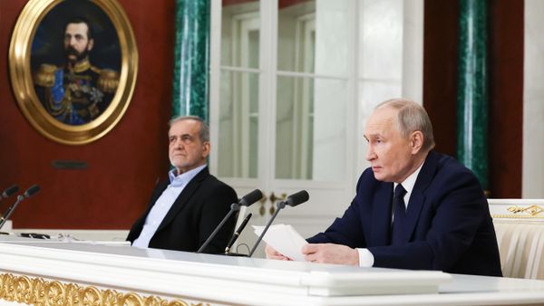 Президент Владимир Путин и президент Ирана Масуд Пезешкиан выступают с заявлением для прессы после подписания договора о всеобъемлющем стратегическом партнерстве между Россией и Ираном (17 января 2025). Москва - Sputnik Армения