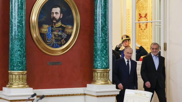 Президент Владимир Путин и президент Ирана Масуд Пезешкиан перед церемонией подписания договора о всеобъемлющем стратегическом партнерстве между Россией и Ираном (17 января 2025). Москва - Sputnik Армения