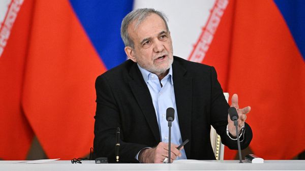 Президент Ирана Масуд Пезешкиан выступает с заявлением для прессы после подписания договора о всеобъемлющем стратегическом партнерстве между Россией и Ираном (17 января 2025). Москва - Sputnik Армения