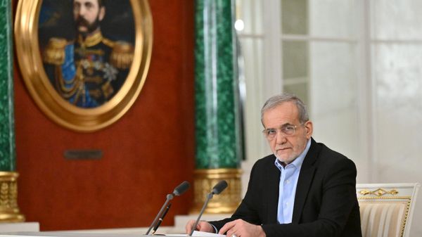 Президент Ирана Масуд Пезешкиан выступает с заявлением для прессы после подписания договора о всеобъемлющем стратегическом партнерстве между Россией и Ираном (17 января 2025). Москвa - Sputnik Армения