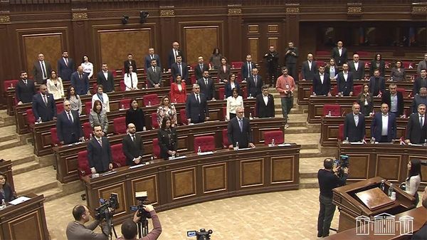 Очередное заседание Национального собрания началось с минутой молчания в память погибшего депутата Мгера Саакяна (20 января 2025). Еревaн - Sputnik Армения