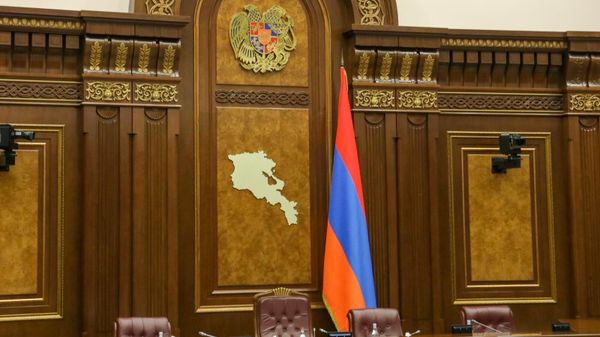 Герб, карта и флаг Армении в зале заседаний Национального собрания РА - Sputnik Армения