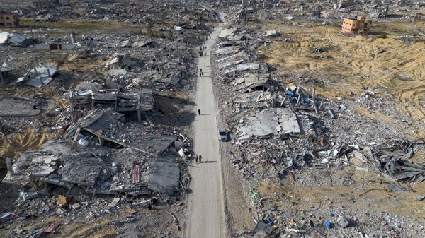 Палестинцы идут по руинам, оставленным израильской воздушной и наземной атакой в ​​Рафахе - Sputnik Армения