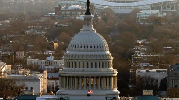 Вид на Капитолий США с вершины Монумента Вашингтона на рассвете в День инаугурации - Sputnik Армения